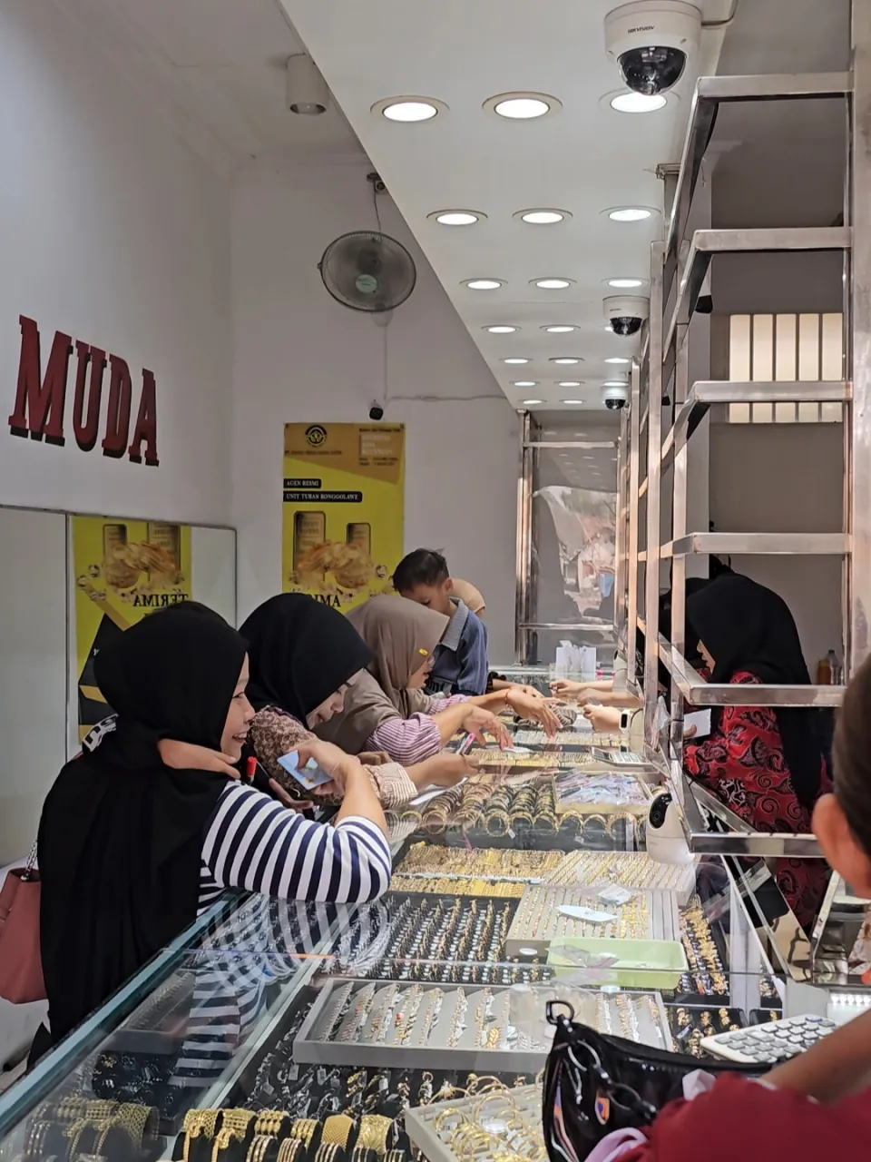 Etalase perhiasan emas di Cabang Gajah Mada 28