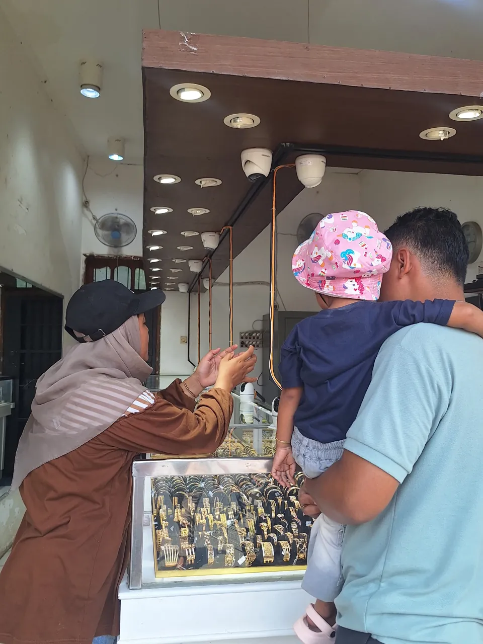 Etalase perhiasan emas di Cabang Kerek