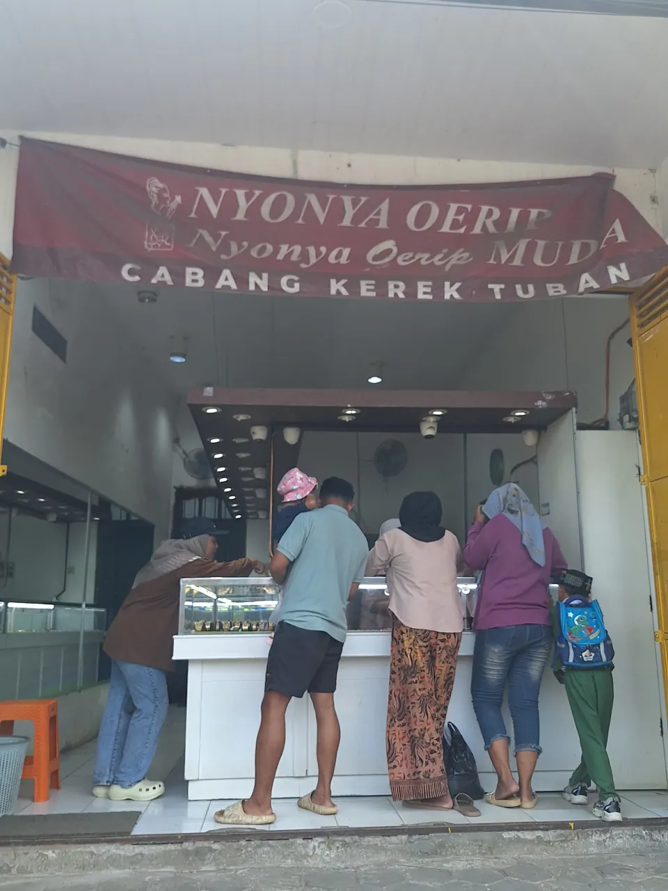 Bagian dalam Cabang Kerek, pelanggan di depan etalase