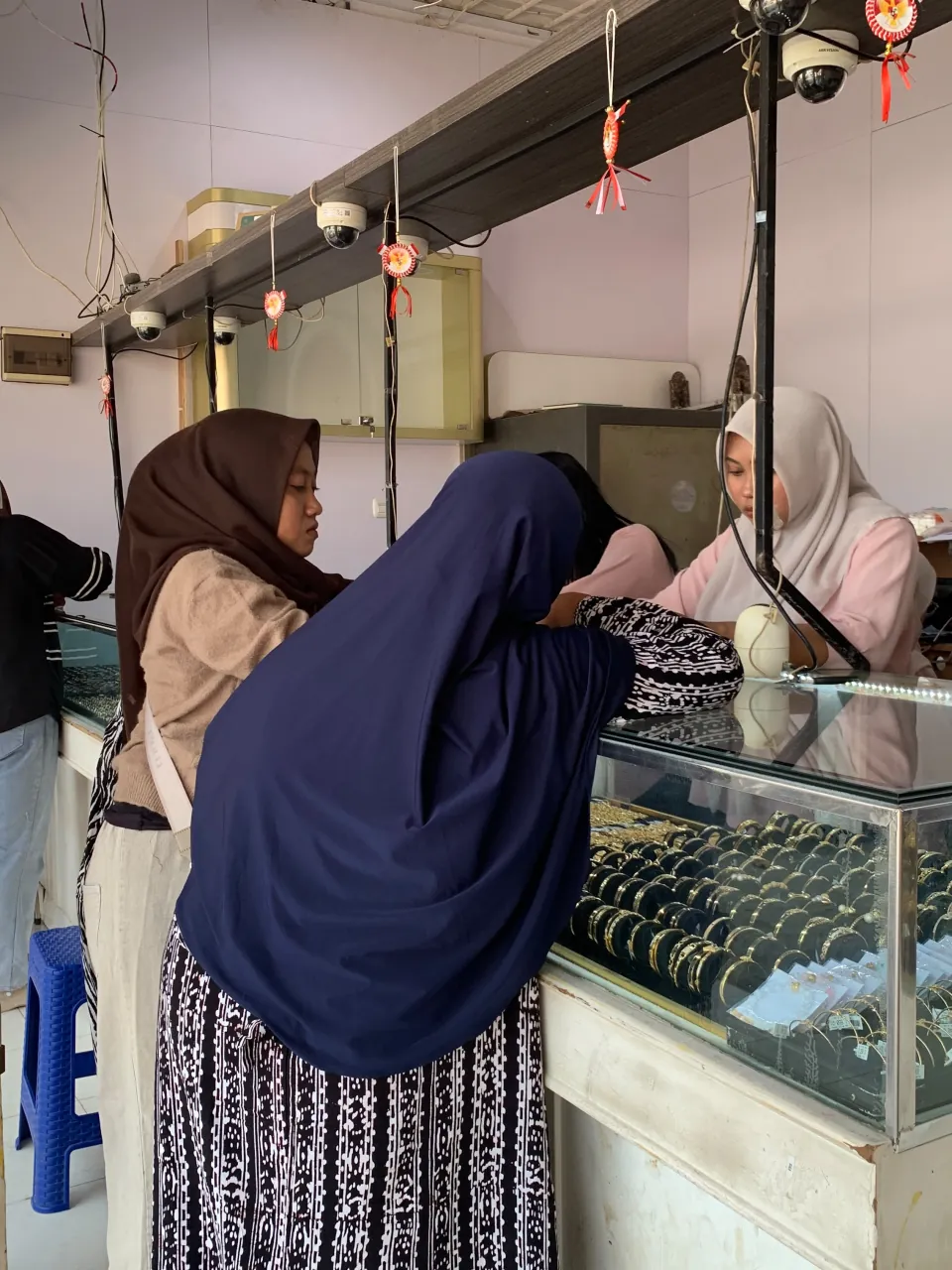 Etalase perhiasan emas di Cabang Pasar Ngaglik