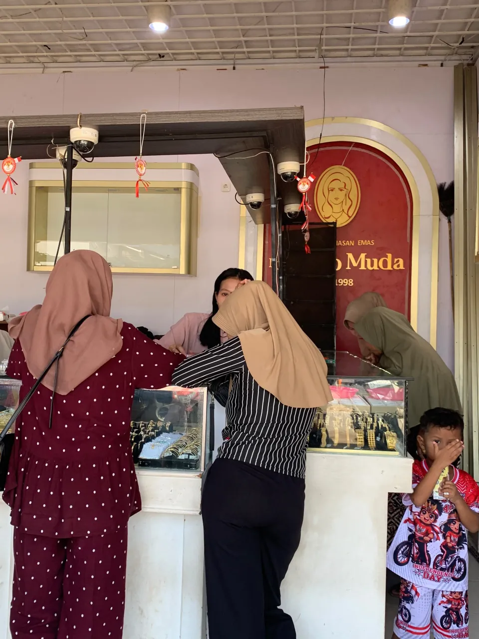 Bagian dalam Cabang Pasar Ngaglik, pelanggan di depan etalase