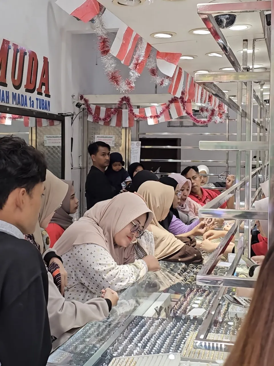 Bagian dalam Cabang Pasar Tuban (Pusat), pelanggan di depan etalase